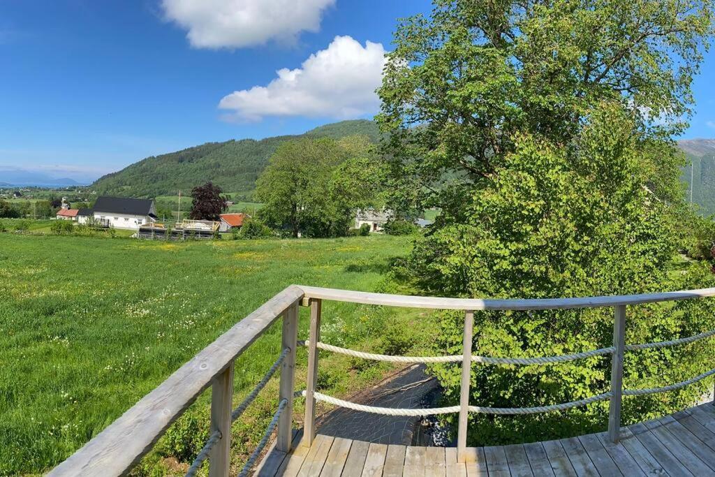 Appartement Minihus Med Drommeutsikt Til Sunnmorsalpene à Aure  Extérieur photo