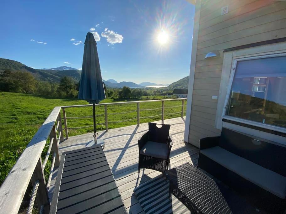 Appartement Minihus Med Drommeutsikt Til Sunnmorsalpene à Aure  Extérieur photo